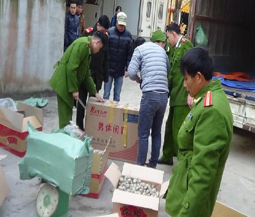 Men rừng đưa nửa tấn pháo nổ Trung Quốc về bán Tết