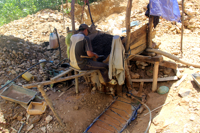 Quảng Nam: 'Vàng tặc' công khai đào bới ở Bồng Miêu