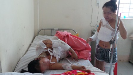 Vụ hai mẹ con bị tạt axít: Nạn nhân tiếp tục bị “khủng bố”