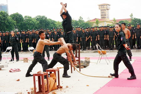 Pha công lực bằng búa tạ phá chồng gạch trên lưng, dưới cổ cắm giáo