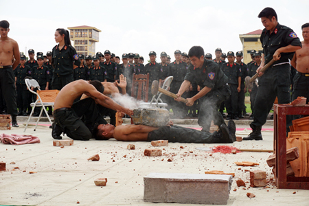 Những pha khí công phá đá