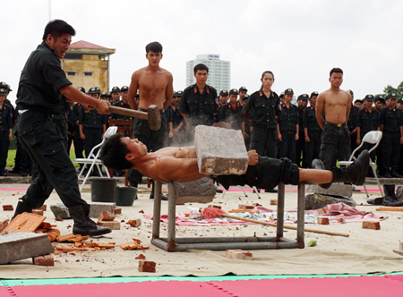 Những pha khí công phá đá