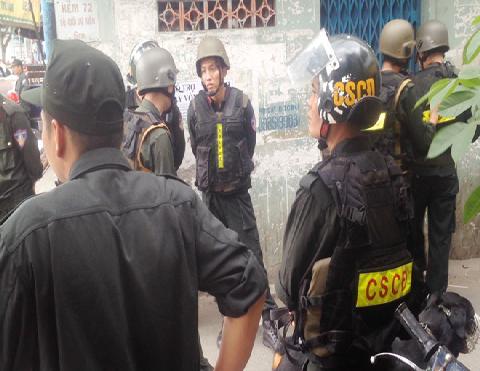 200 cảnh sát khám nhà nghi là trùm ma túy Sài Gòn