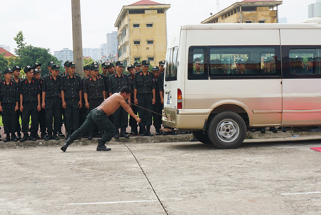 Dùng thanh sắt đẩy ô tô 16 chỗ bằng yết hầu