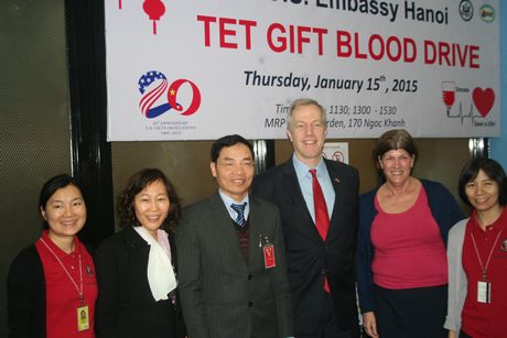 Tân Đại sứ Mỹ hiến máu góp quà Tết cho cộng đồng