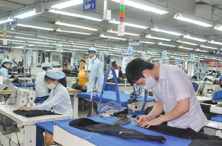 Xuất khẩu lớn, doanh nghiệp dệt may vẫn khó cạnh tranh trên sân nhà