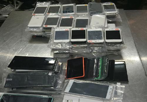 Hơn 150 điện thoại iPhone lậu giấu trong ghế xe khách