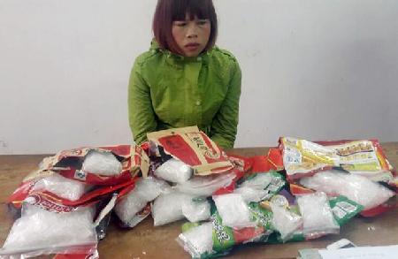 Phụ nữ xách 4 kg ma túy vào Việt Nam được công 20 triệu