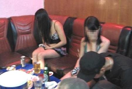 Tiếp viên nhà hàng ở Sài Gòn công khai mời mua dâm