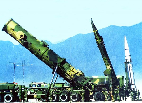 Tên lửa DH-21D (chiếc to nhất)