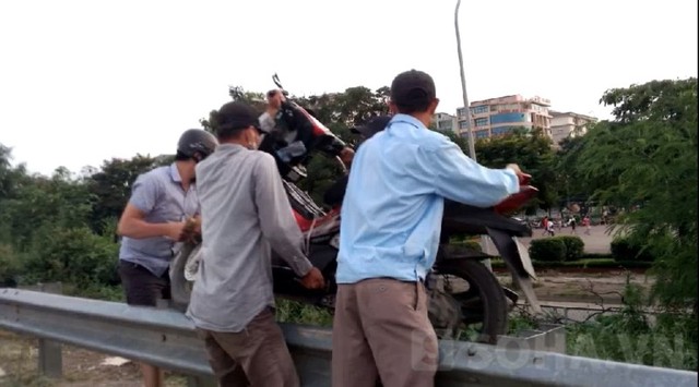 Chính sự vi phạm ấy lại tạo điều kiện cho cánh xe ôm có cơ hội hốt bạc nhờ dịch vụ khiêng xe qua lan can giúp người vi phạm tìm được đường đi ngắn nhất