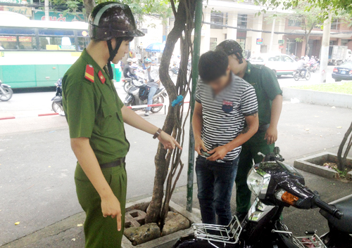 Cảnh sát truy quét người nghiện tại trung tâm Sài Gòn