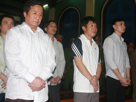 Luân con đứng giữa, cùng lãnh án tử với Ngô Quang Trưởng