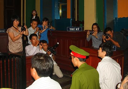 Báo chí tác nghiệp tại tòa: Nhà báo đang gặp cản trở