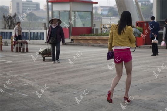 Chân dung những cô gái Việt hành nghề mại dâm tại cửa khẩu trên báo Trung Quốc 13