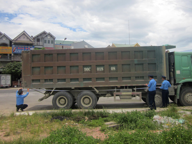 Vụ xe quá tải: Tháo biển số, cắt thùng hàng xe trên đường