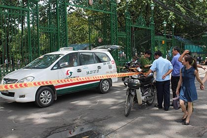 Tài xế taxi đâm chết lái xe ôm ngay cổng Thảo Cầm Viên Sài Gòn