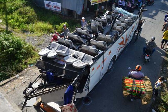 Quá ẩu: Xe chui gầm cầu vượt, 26 người bị thương