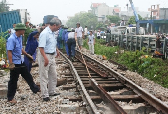 Tông container, đầu đoàn tàu hỏa chở 300 khách văng khỏi đường ray