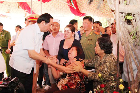 Bộ trưởng Trần Đại Quang thăm viếng và sẻ chia nỗi đau với gia đình các nạn nhân ở Bình Phước
