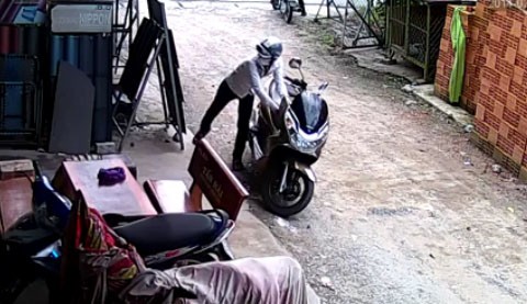 Sài Gòn: Trộm xe tay ga PCX trong tích tắc