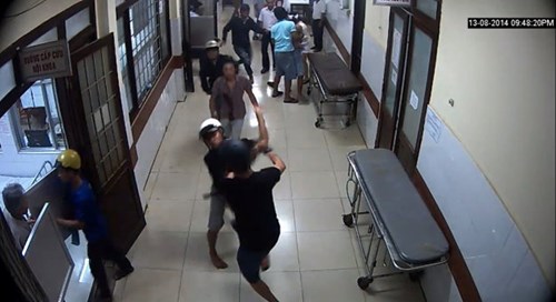 Khiếp hoảng trước cảnh hàng chục thanh niên hỗn chiến trong bệnh viện